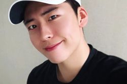 韩网红整容成朴宝剑 想红不靠档啊