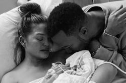 约翰传奇老婆心痛宣布流产 病床上泪崩