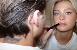 布鲁克林爱到痴狂 直接把未婚妻双眼刺青在脖子上