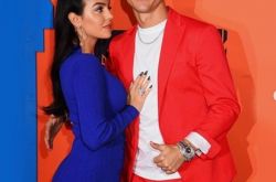 女友曝C罗隔离近况 晒视频聊天截图