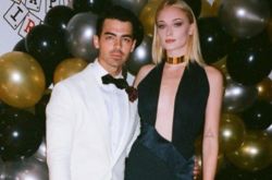 三傻产下一女 乔强纳斯为苏菲特纳新添后颈刺青