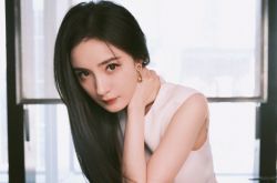 杨幂被曝水桶腰发福照 粉丝气炸狂举报P图