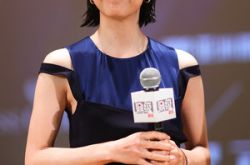 竹内结子离世1个月老公憔悴现身 无名指婚戒还戴着