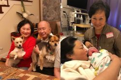 74岁吴宇森升格外公 大女儿在美国借精生下混血女娃