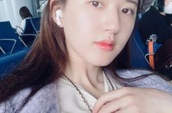 赵露思蜜粉过敏 边讲电话边补妆悲剧了