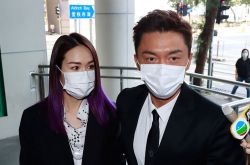 杨明撞车开庭 女友庄思明陪同现身