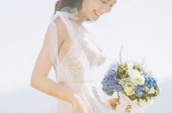 余香凝带球闪婚 V字雪花婚纱大露美背