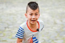 胡军儿子康康长大了 比妈妈都高了