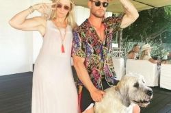 雷神索尔妈妈曝光 60岁生日好年轻