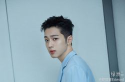 19岁赖冠霖抽烟随地吐痰遭骂 道歉做了错误示范