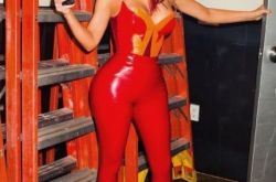 金卡戴珊40岁穿搭逆龄 扮演超级英雄吸粉