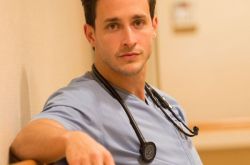 全球最帅医生Dr.Mike爆虚伪 形象破灭带辣妹狂欢