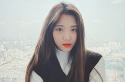 硬糖少女成员NeNe郑乃馨下巴异常突出 是整容了吗