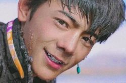 扎西丁真撞脸吴彦祖 长太帅爆红全网