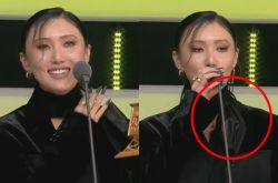 华莎夺solo舞蹈奖太紧张 口罩直接挂耳环上了