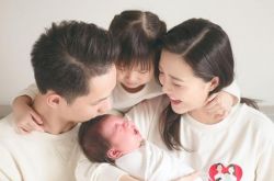 吴若希家境如何 嫁好老公晒全家福