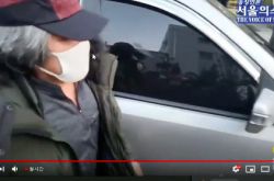 赵斗顺出狱满头白发真面目现身 民众怒跟到家砸鸡蛋