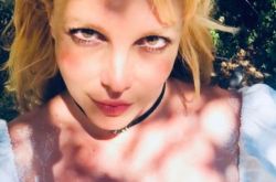 布兰妮再现诡异自拍角度 精神又异常了吗