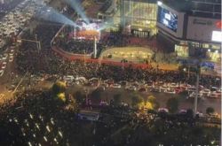 张韶涵商演唱一半场面失控 内疚下台