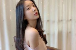 申才恩躺着打游戏险走光 好身材三围太美了