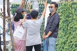 70岁刘松仁中风近况曝光 米雪送暖看望