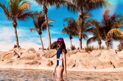 吴尊女儿NeiNei长大了 穿泳装秀修长美腿