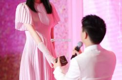 何猷君不知戒指该戴哪 求婚老婆表情全拍下