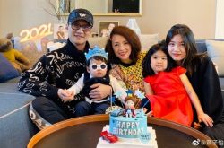 章子怡儿子1岁近照曝光 长得超像汪峰小时候