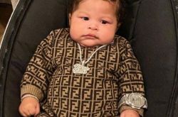 麻辣鸡儿子正面照首曝光 穿金戴银一手名表