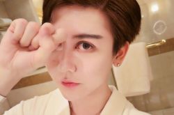 刘梓晨曾嘴硬国外不用戴口罩 蛇精男确诊后现身