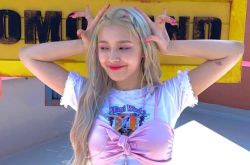 Nancy后台换衣曝光 只穿打底裤身材太好