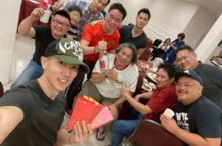 吴尊跟同学聚会30年合照 同学老得像叔叔