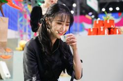 郑爽遭封杀15天新身份出炉 现踪机场近照曝光