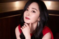 杨幂时尚照曝光 女神身材走样