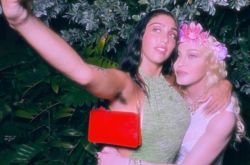 麦当娜女儿罗德丝·里昂想红 比妈妈还大胆露出