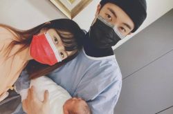 简廷芮女儿生了 躺老公怀里一家三口高颜值