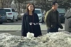 高圆圆肤况差皱纹明显近况曝光 拍戏被目击女神也老了