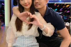 郭富城女儿近照曝光 浓眉挺鼻小手紧靠妈