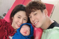 白家绮晒侧身哺乳照 产后首晒自拍美炸