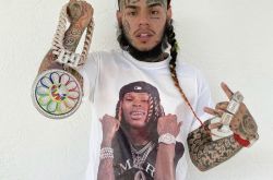 6ix9ine高调炫耀珠宝首饰 土味十足豪气冲天
