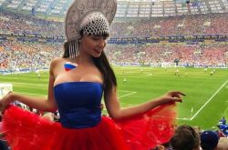 maria liman穿CK照 走红当模特征男约会