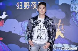 陶喆紧急停工就医什么病？右手小指肿2倍大