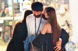 苏见信约泡F罩杯女友 左拥右抱俩辣妹全身紧贴