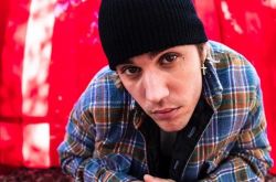 小贾斯汀老婆三角洲被偷拍 拦狗仔护妻上热搜