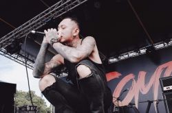 乐团谜路人主唱为什么自杀？