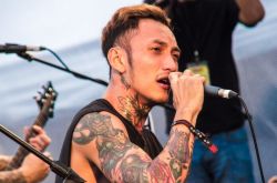 谜路人主唱爆陈尸爱河 衣物折好摆岸边死因曝光