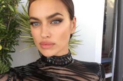 C罗前女友伊莉娜晒性感照 透视装粉丝暴动了