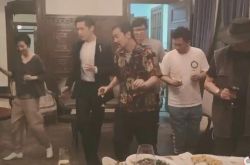 桂纶镁聚会又烟又酒 high到爆同导演斗舞玩