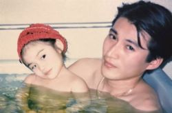 明日花绮罗跟爸爸洗澡照疯传 老爸超高颜值曝光