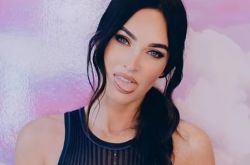 梅根福克斯秀好身材 黑丝透视装no bar